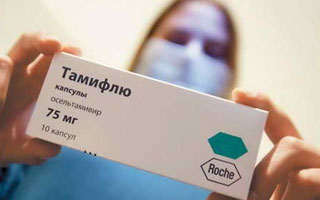 Коробка Тамифлю в руках у медика