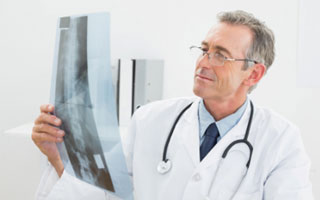 Диагностика заболевания Доктор смотрит рентгенснимок