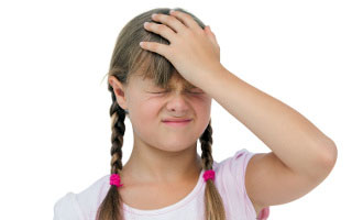 Гайморит - опасное заболевание Девочка прижимает руку к голове