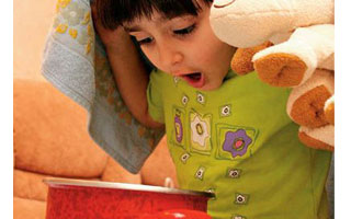 Безопасная и эффективная процедура Ребенок наклонился над емкостью с отваром