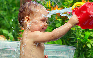 Закаливание укрепляет иммунитет Малыш обливается водой