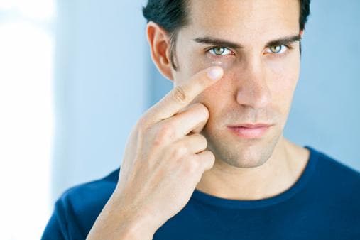 Подбор линз для глаз: прилипает, как правильно подобрать, оптические, после красные, натипают, с рисунком, размер, сухость при ношении